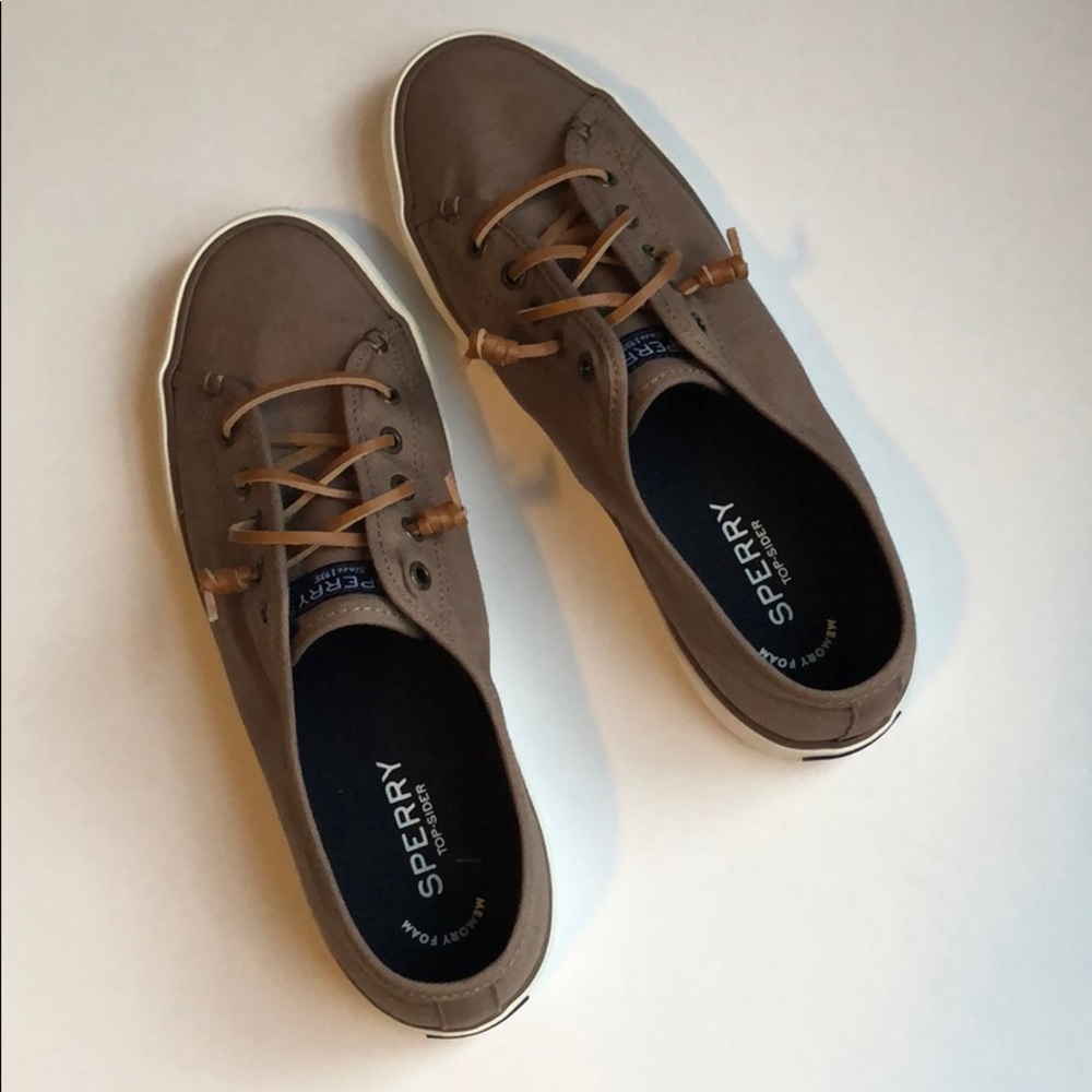 Sperry sneaker Brand new Size 9